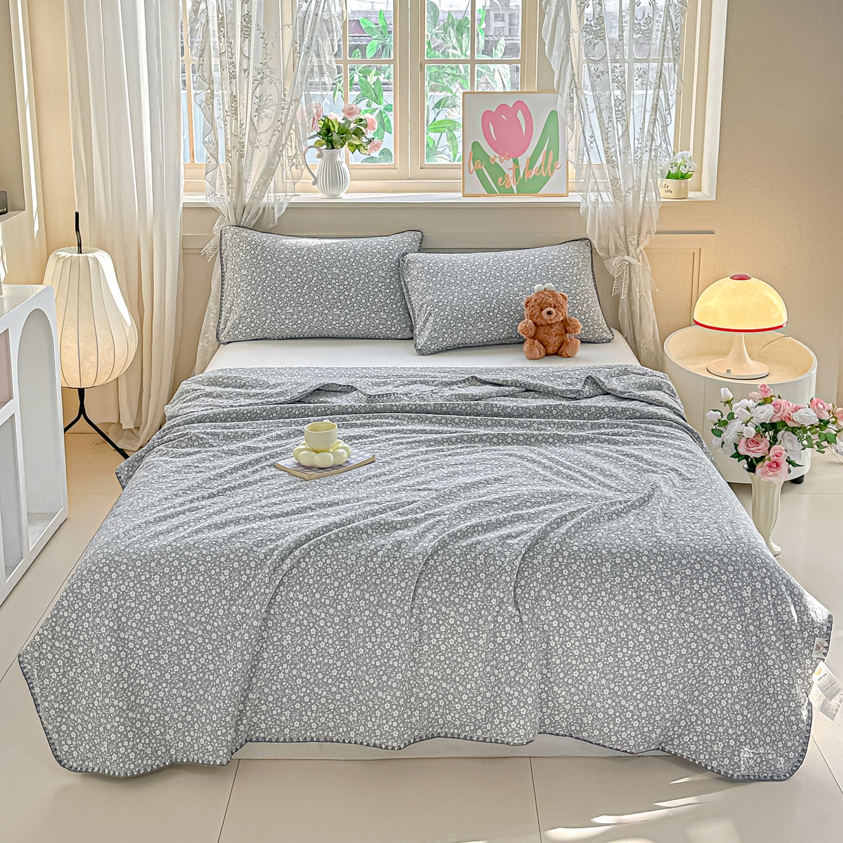 91家纺网 家纺一手货源 找家纺 圣尔雅家纺 2026新款印花夏被小碎花贝壳绣皱皱棉夏凉被空调被 朵真灰