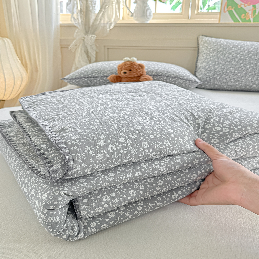 91家纺网 家纺一手货源 找家纺 圣尔雅家纺 2026新款印花夏被小碎花贝壳绣皱皱棉夏凉被空调被 朵真灰