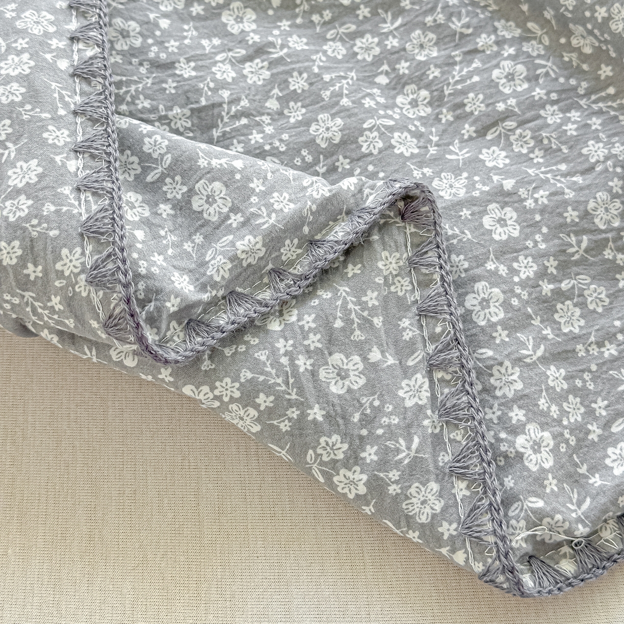 91家纺网 家纺一手货源 找家纺 圣尔雅家纺 2026新款印花夏被小碎花贝壳绣皱皱棉夏凉被空调被 朵真灰