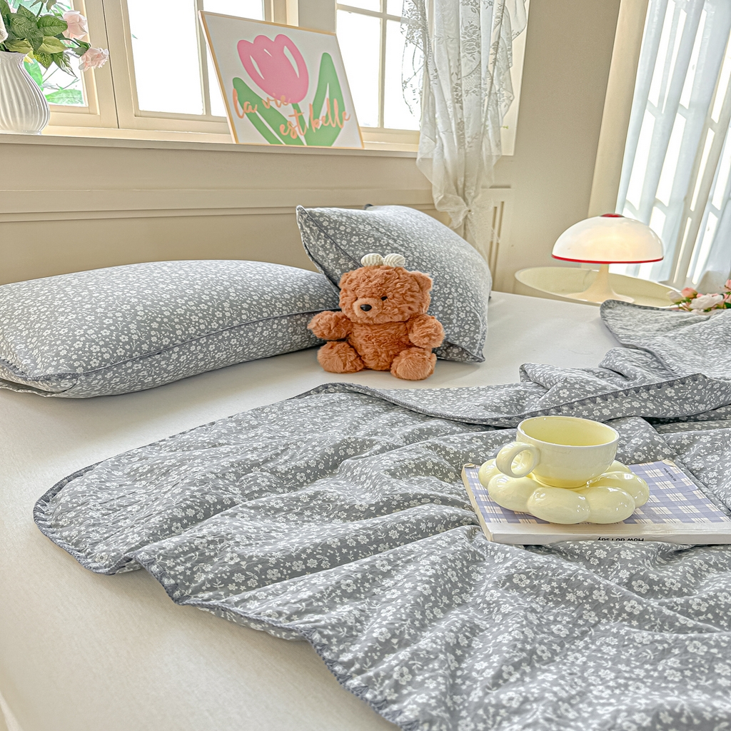 91家纺网 家纺一手货源 找家纺 圣尔雅家纺 2026新款印花夏被小碎花贝壳绣皱皱棉夏凉被空调被 朵真灰