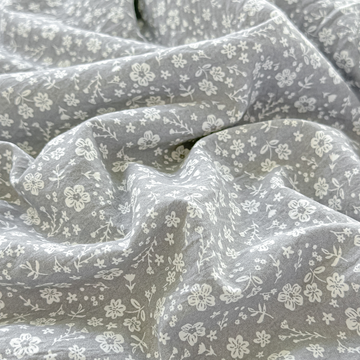 91家纺网 家纺一手货源 找家纺 圣尔雅家纺 2026新款印花夏被小碎花贝壳绣皱皱棉夏凉被空调被 朵真灰