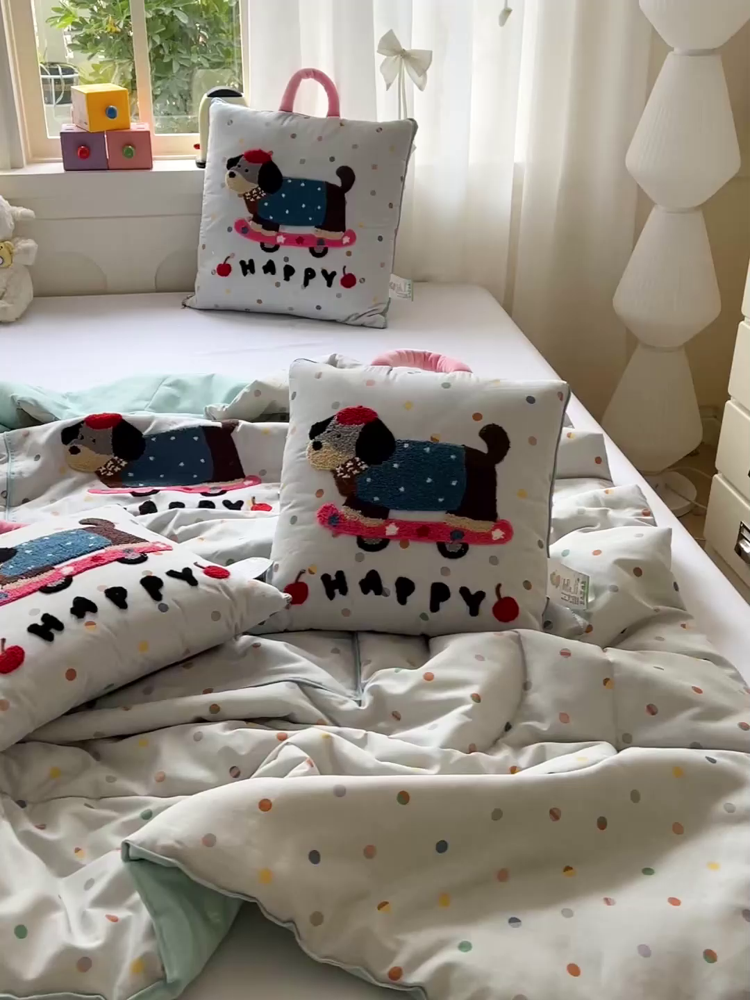 91家纺网 家纺一手货源 找家纺 古本家居 2026新款全棉毛巾绣动物园抱枕被系列 全棉毛巾绣波点滑板狗