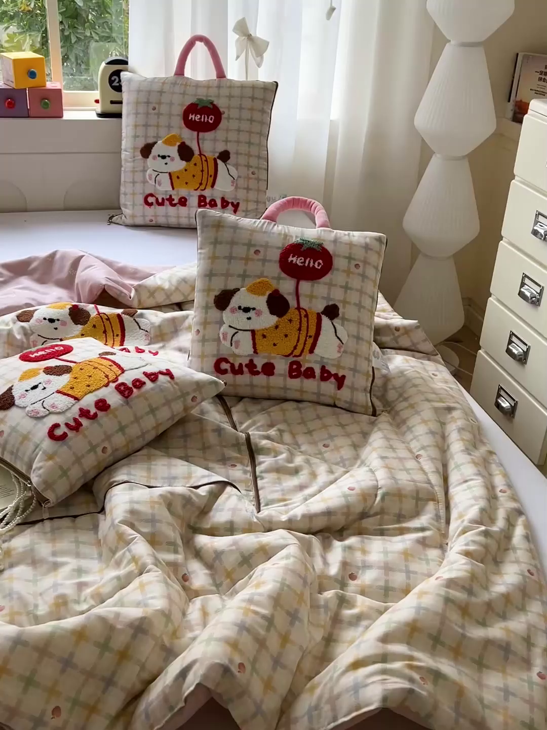 91家纺网 家纺一手货源 找家纺 古本家居 2026新款全棉毛巾绣动物园抱枕被系列 全棉毛巾绣格子番茄狗