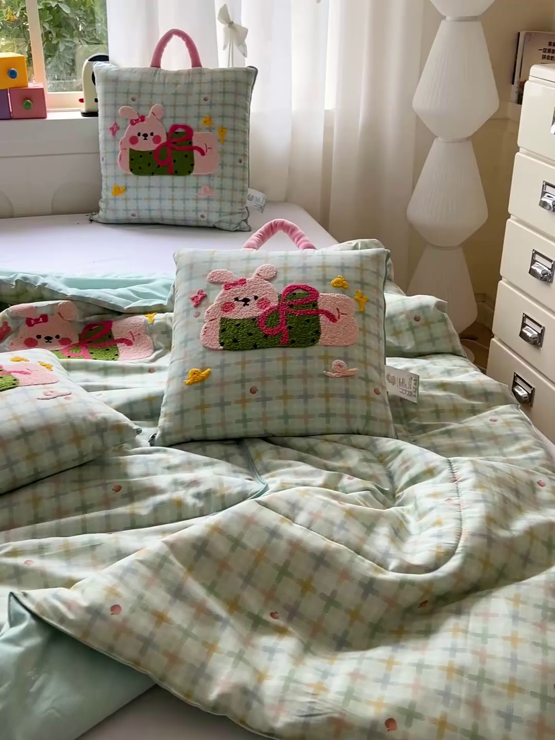 91家纺网 家纺一手货源 找家纺 古本家居 2026新款全棉毛巾绣动物园抱枕被系列 全棉毛巾绣格子蝴蝶兔