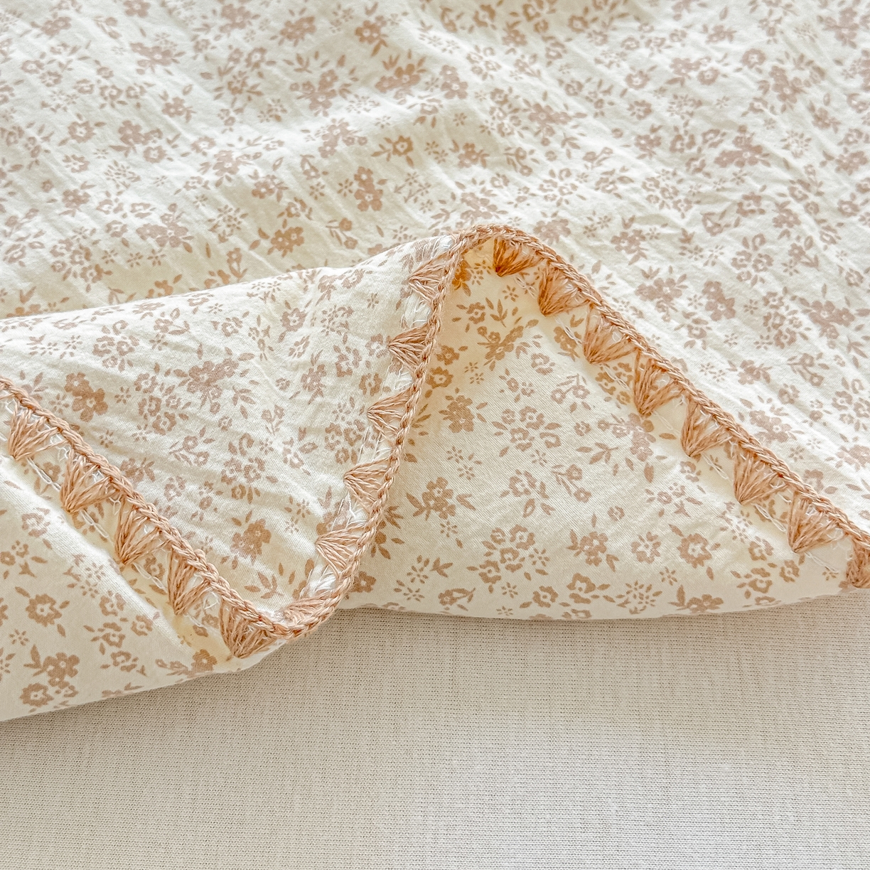 91家纺网 家纺一手货源 找家纺 圣尔雅家纺 2026新款印花夏被小碎花贝壳绣皱皱棉夏凉被空调被 南风