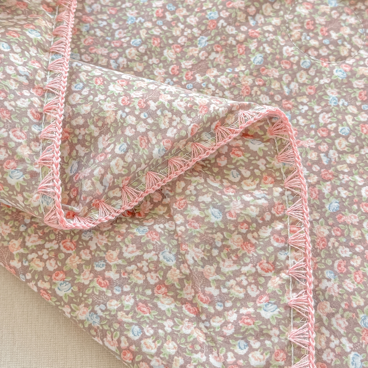 91家纺网 家纺一手货源 找家纺 圣尔雅家纺 2026新款印花夏被小碎花贝壳绣皱皱棉夏凉被空调被 千叶蜜语