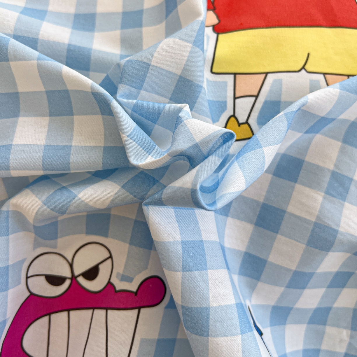 91家纺网 家纺一手货源 找家纺 桃子家居 2026春夏新款蜡笔小新授权全棉纯棉印花卡通系列四件套 棉印花-蓝格小新