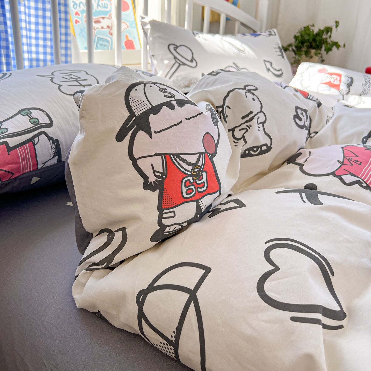 91家纺网 家纺一手货源 找家纺 桃子家居 2026春夏新款蜡笔小新授权全棉纯棉印花卡通系列四件套 棉印花-音乐小新