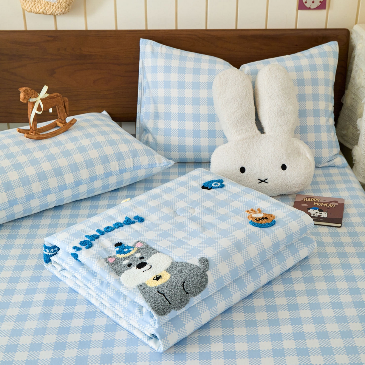 91家纺网 家纺一手货源 找家纺 倾慕家纺 2026新款全棉卡通毛巾绣系列夏被 夏被格子小狗