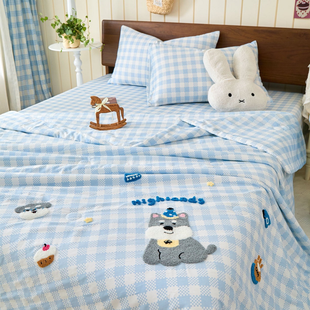 91家纺网 家纺一手货源 找家纺 倾慕家纺 2026新款全棉卡通毛巾绣系列夏被 夏被格子小狗