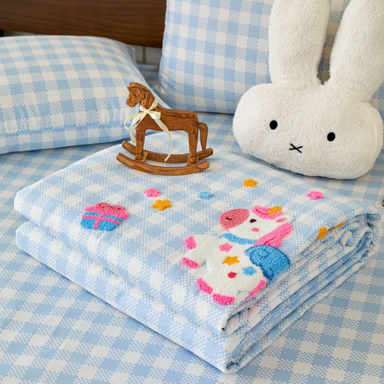 91家纺网 家纺一手货源 找家纺 倾慕家纺 2026新款全棉卡通毛巾绣系列夏被 夏被彩虹马