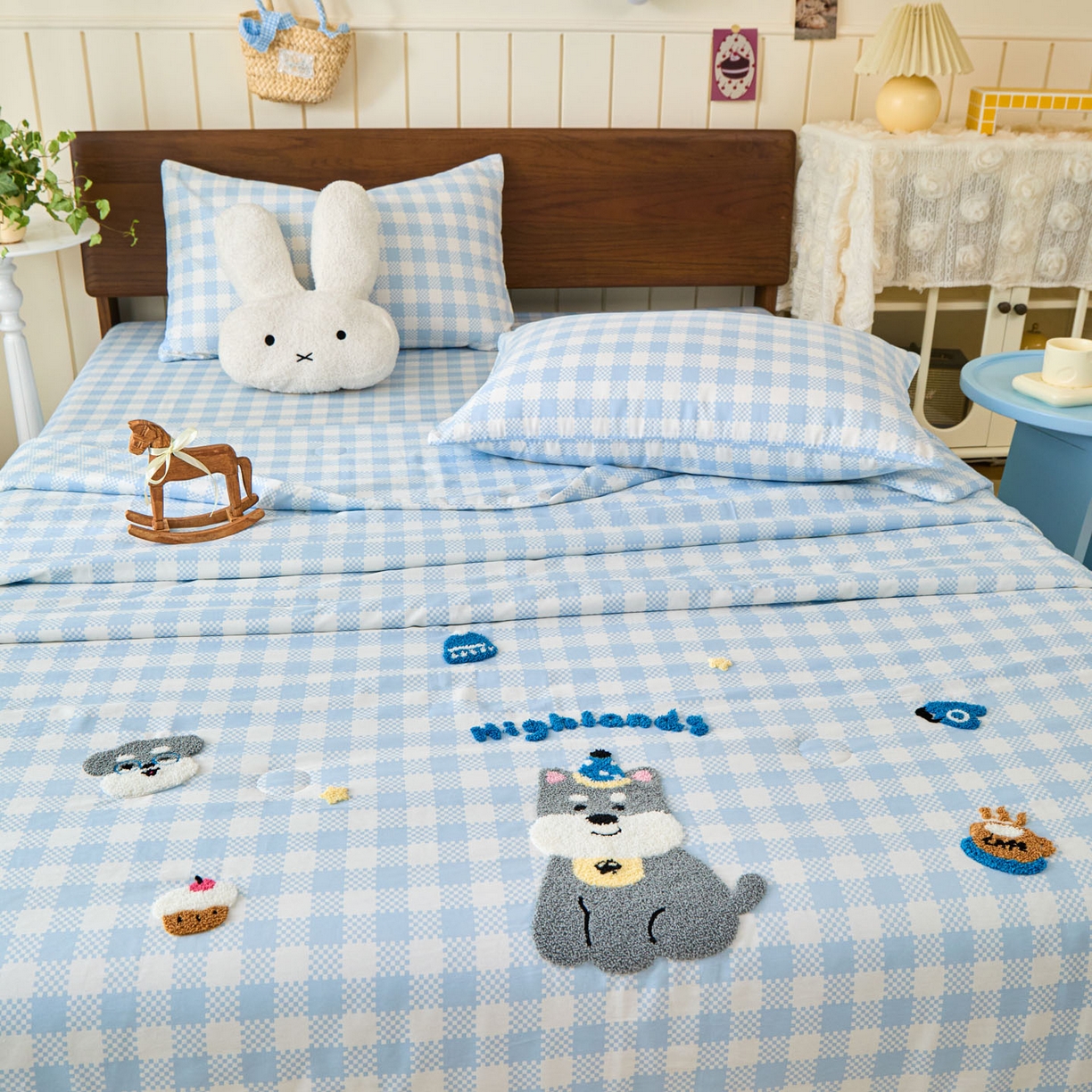 91家纺网 家纺一手货源 找家纺 倾慕家纺 2026新款全棉卡通毛巾绣系列夏被 夏被格子小狗