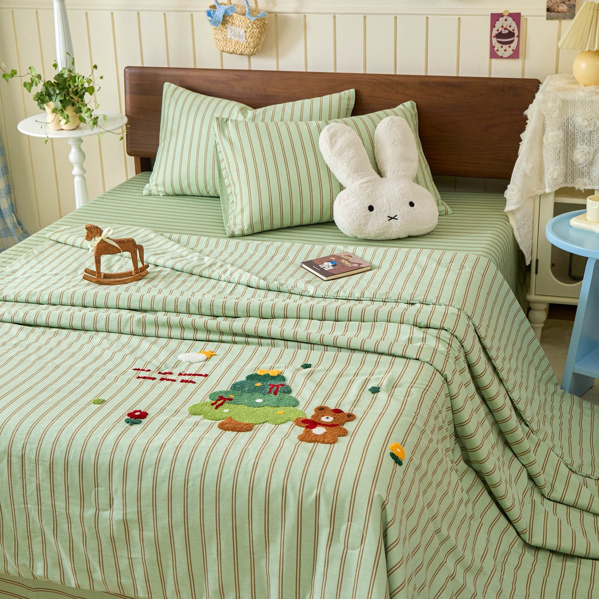 91家纺网 家纺一手货源 找家纺 倾慕家纺 2026新款全棉卡通毛巾绣系列夏被 夏被森林小熊