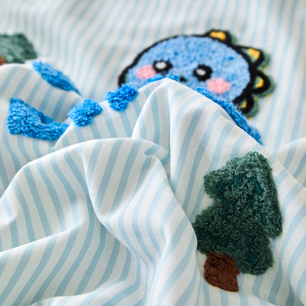 91家纺网 家纺一手货源 找家纺 倾慕家纺 2026新款全棉卡通毛巾绣系列夏被 夏被小树企鹅