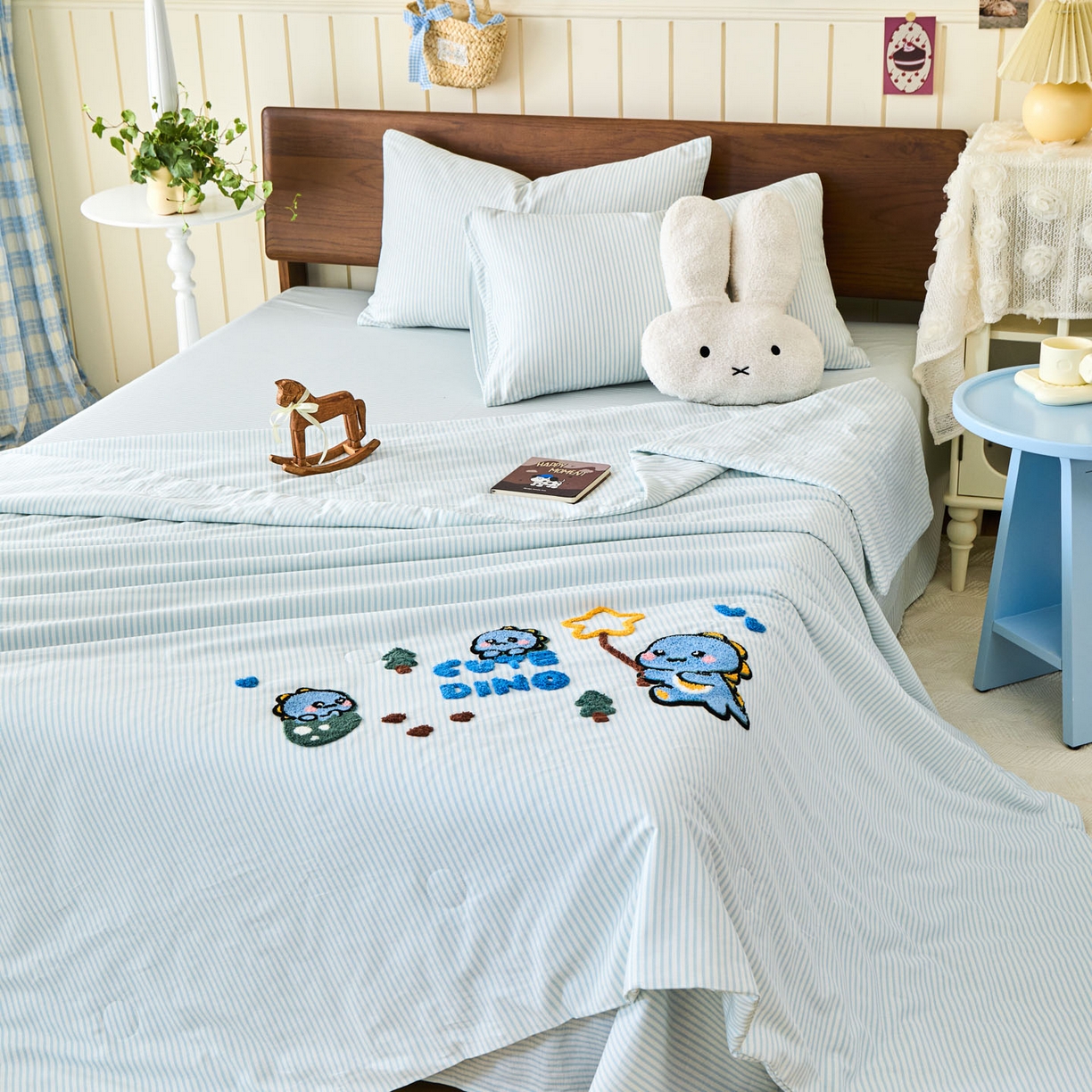 91家纺网 家纺一手货源 找家纺 倾慕家纺 2026新款全棉卡通毛巾绣系列夏被 夏被小树企鹅