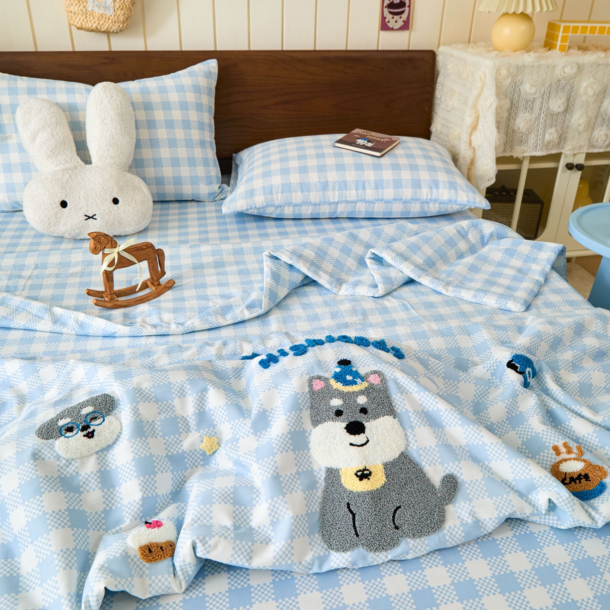 91家纺网 家纺一手货源 找家纺 倾慕家纺 2026新款全棉卡通毛巾绣系列夏被 夏被格子小狗