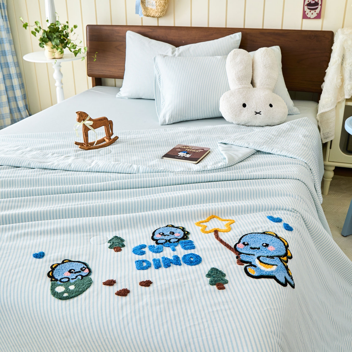 91家纺网 家纺一手货源 找家纺 倾慕家纺 2026新款全棉卡通毛巾绣系列夏被 夏被小树企鹅