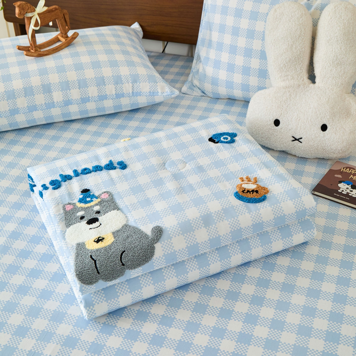 91家纺网 家纺一手货源 找家纺 倾慕家纺 2026新款全棉卡通毛巾绣系列夏被 夏被格子小狗