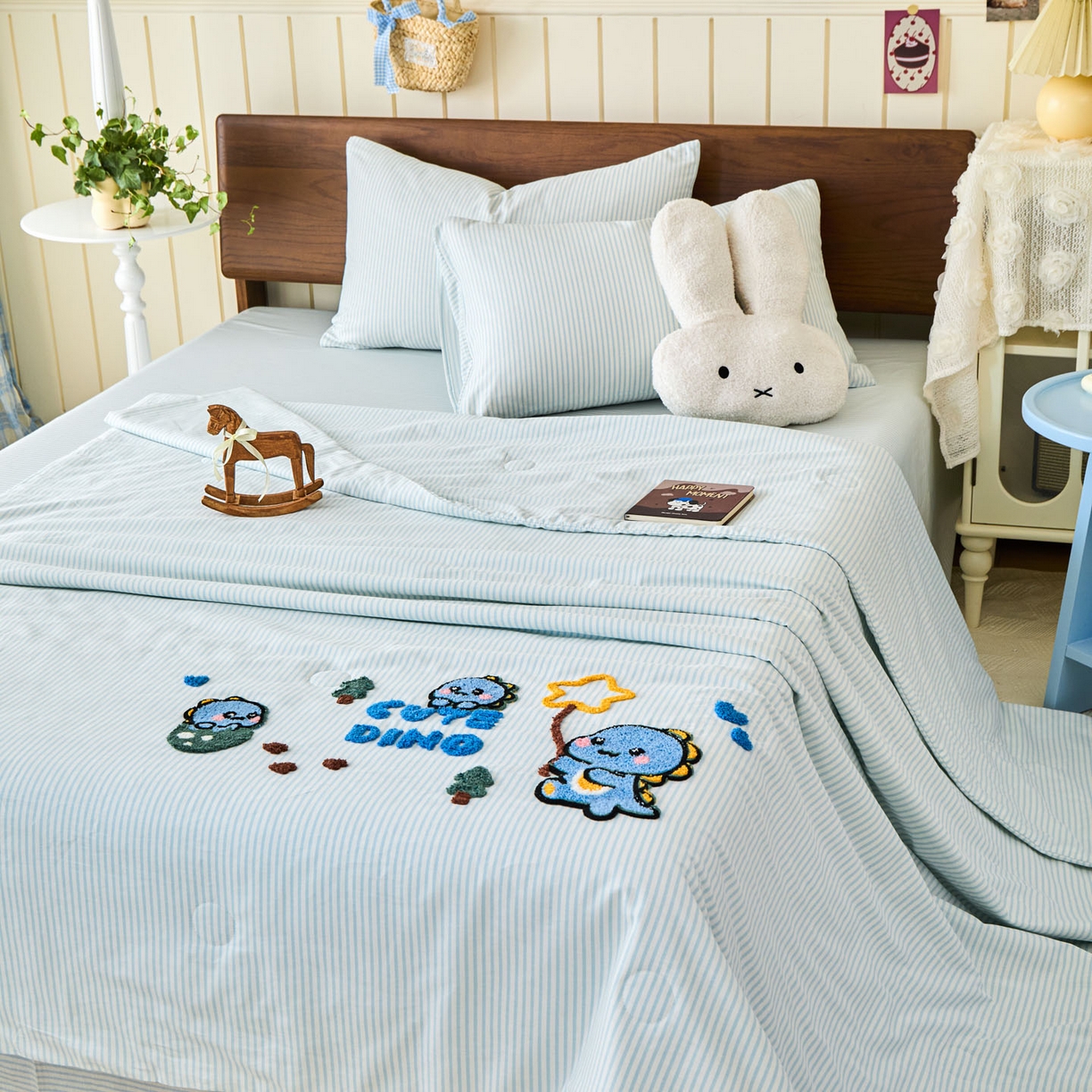 91家纺网 家纺一手货源 找家纺 倾慕家纺 2026新款全棉卡通毛巾绣系列夏被 夏被小树企鹅