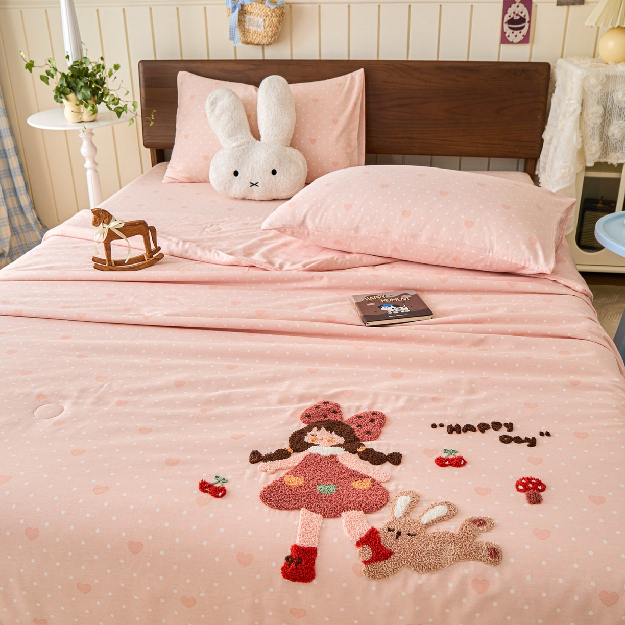 91家纺网 家纺一手货源 找家纺 倾慕家纺 2026新款全棉卡通毛巾绣系列夏被 夏被小兔女孩