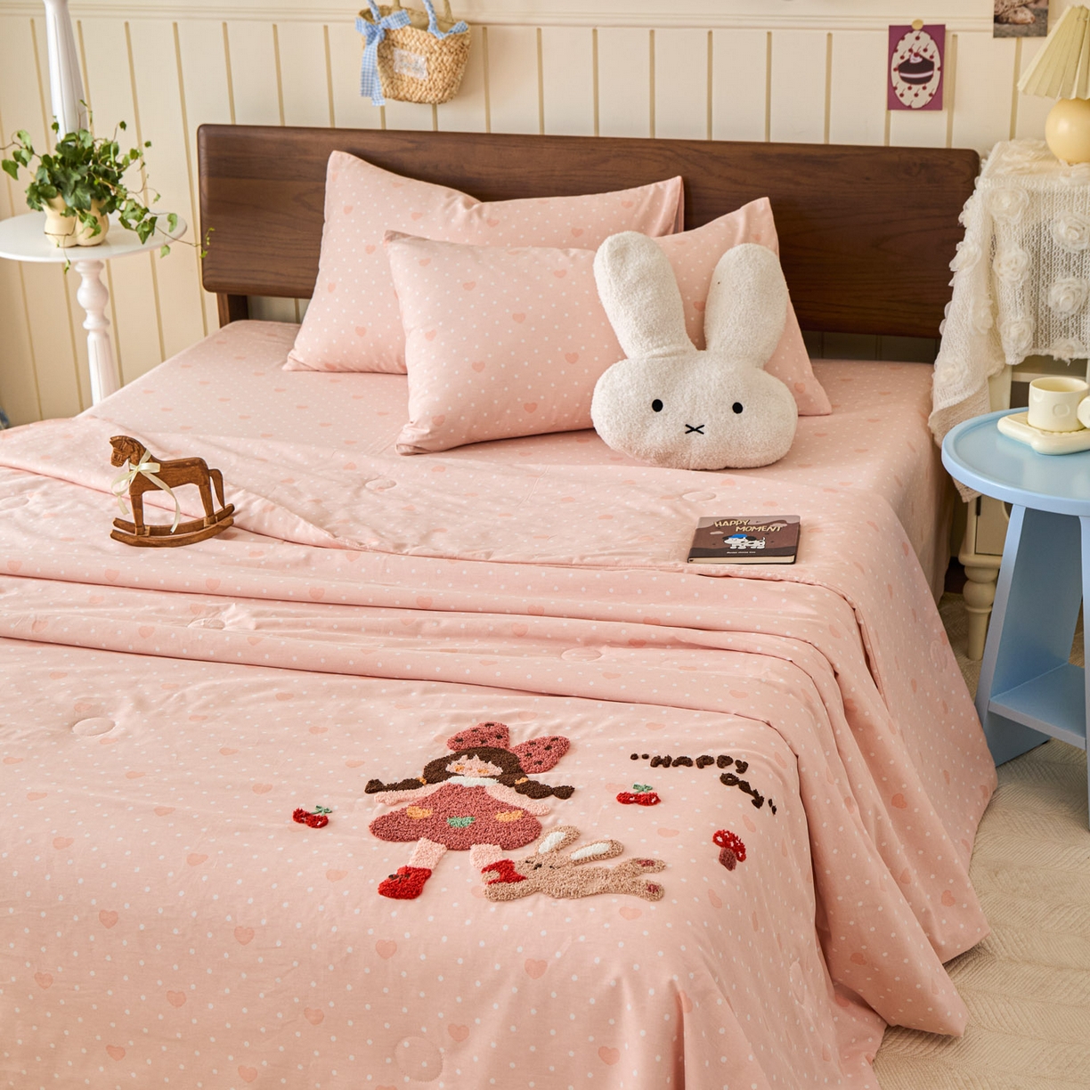 91家纺网 家纺一手货源 找家纺 倾慕家纺 2026新款全棉卡通毛巾绣系列夏被 夏被小兔女孩