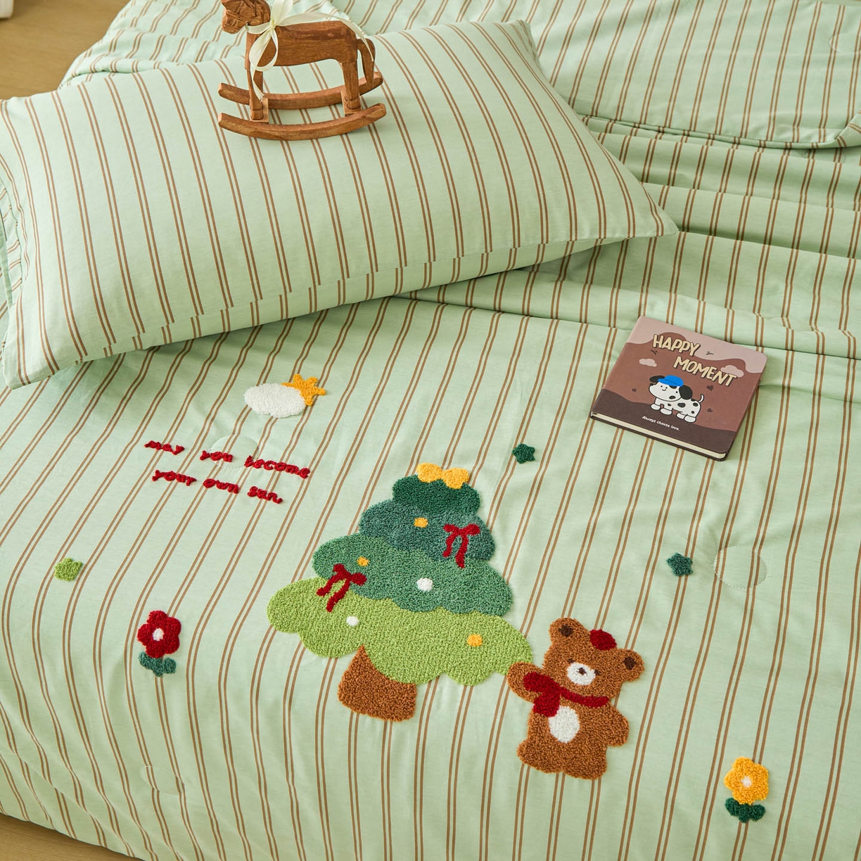 91家纺网 家纺一手货源 找家纺 倾慕家纺 2026新款全棉卡通毛巾绣系列夏被 夏被森林小熊