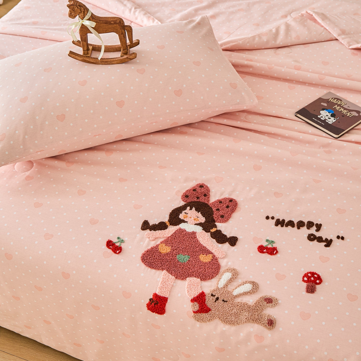 91家纺网 家纺一手货源 找家纺 倾慕家纺 2026新款全棉卡通毛巾绣系列夏被 夏被小兔女孩