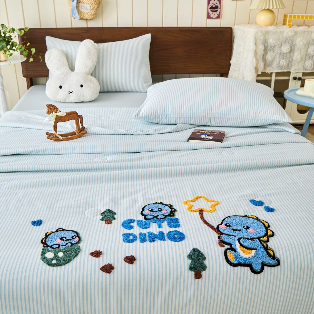 91家纺网 家纺一手货源 找家纺 倾慕家纺 2026新款全棉卡通毛巾绣系列夏被 夏被小树企鹅