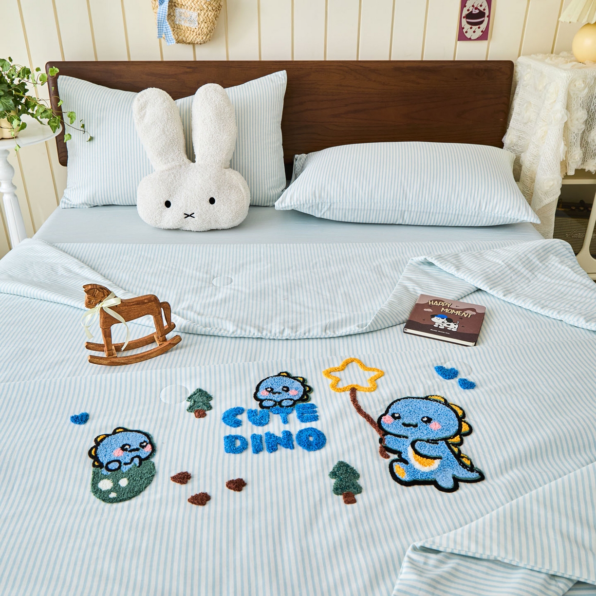 91家纺网 家纺一手货源 找家纺 倾慕家纺 2026新款全棉卡通毛巾绣系列夏被 夏被小树企鹅