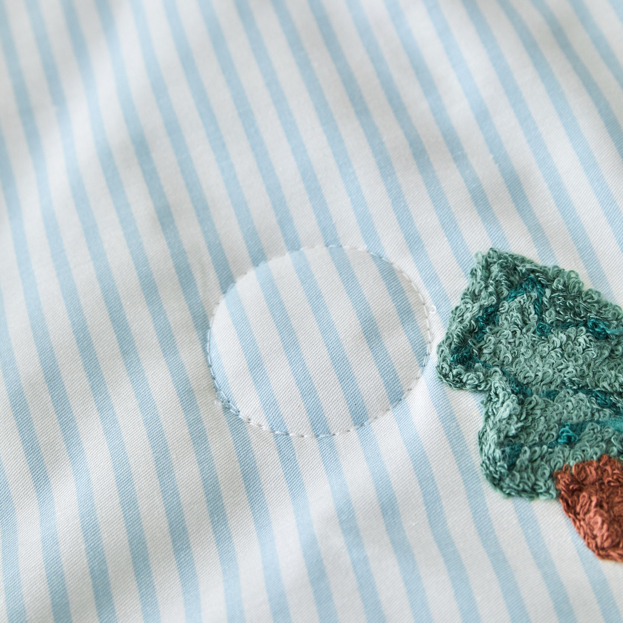 91家纺网 家纺一手货源 找家纺 倾慕家纺 2026新款全棉卡通毛巾绣系列夏被 夏被小树企鹅