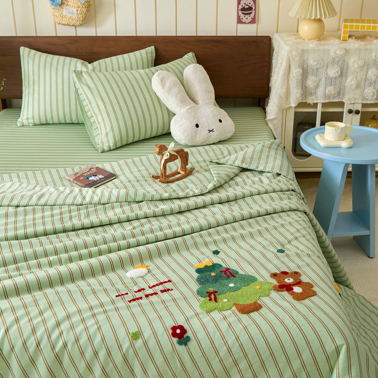 91家纺网 家纺一手货源 找家纺 倾慕家纺 2026新款全棉卡通毛巾绣系列夏被 夏被森林小熊