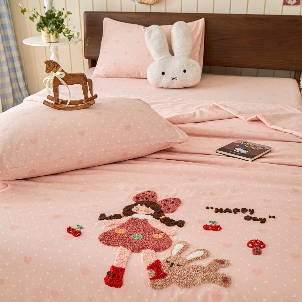 91家纺网 家纺一手货源 找家纺 倾慕家纺 2026新款全棉卡通毛巾绣系列夏被 夏被小兔女孩