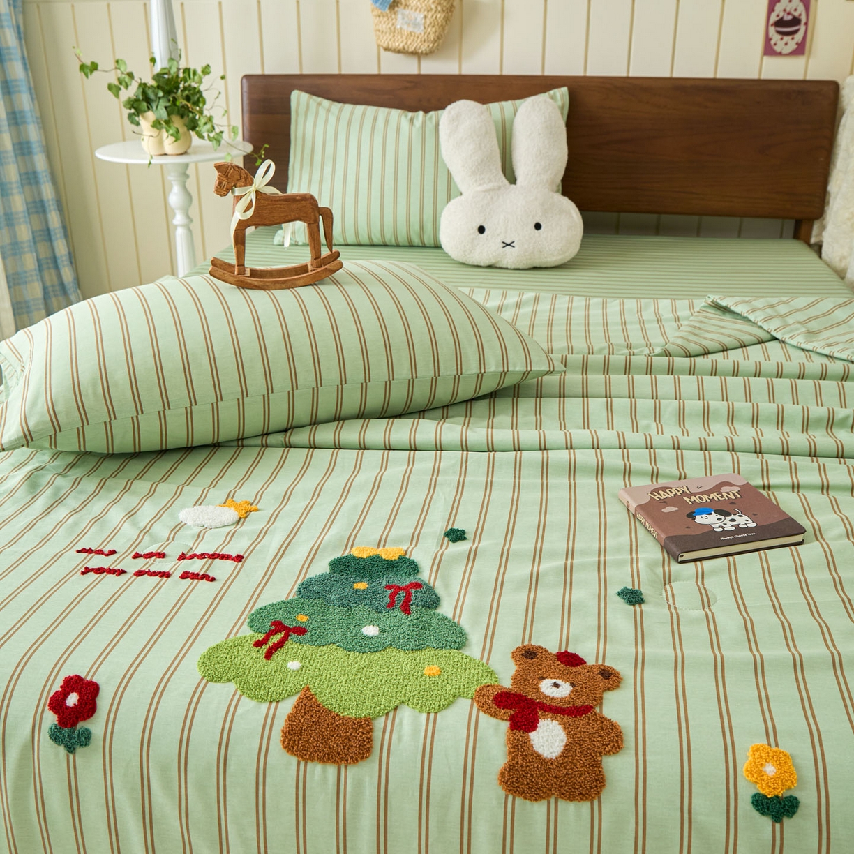 91家纺网 家纺一手货源 找家纺 倾慕家纺 2026新款全棉卡通毛巾绣系列夏被 夏被森林小熊