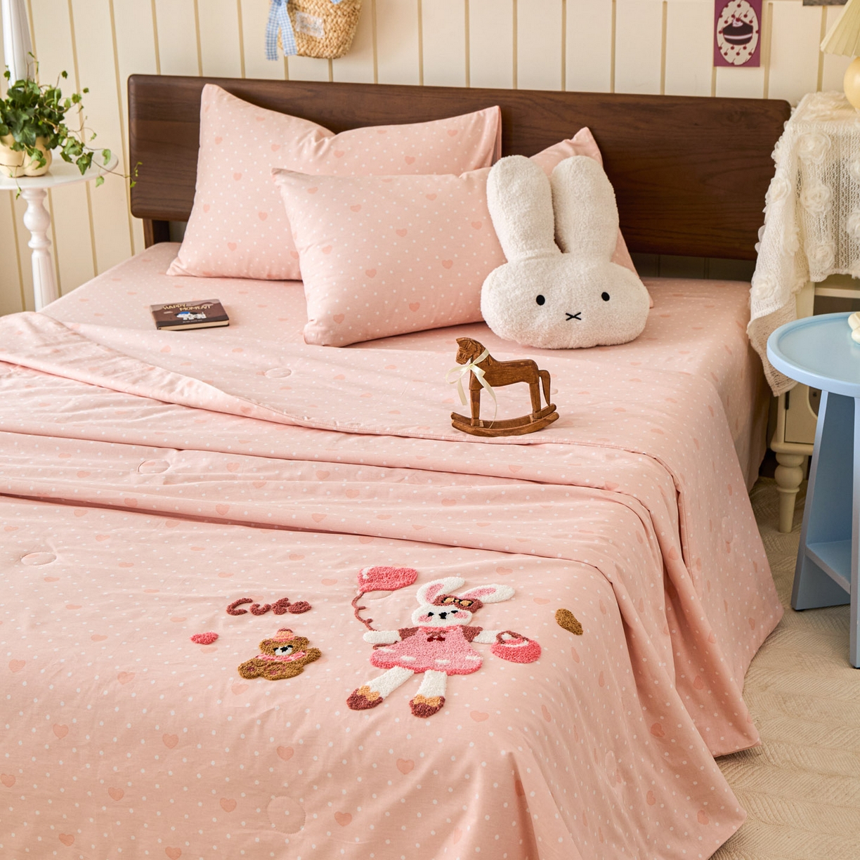 91家纺网 家纺一手货源 找家纺 倾慕家纺 2026新款全棉卡通毛巾绣系列夏被 夏被兔兔熊