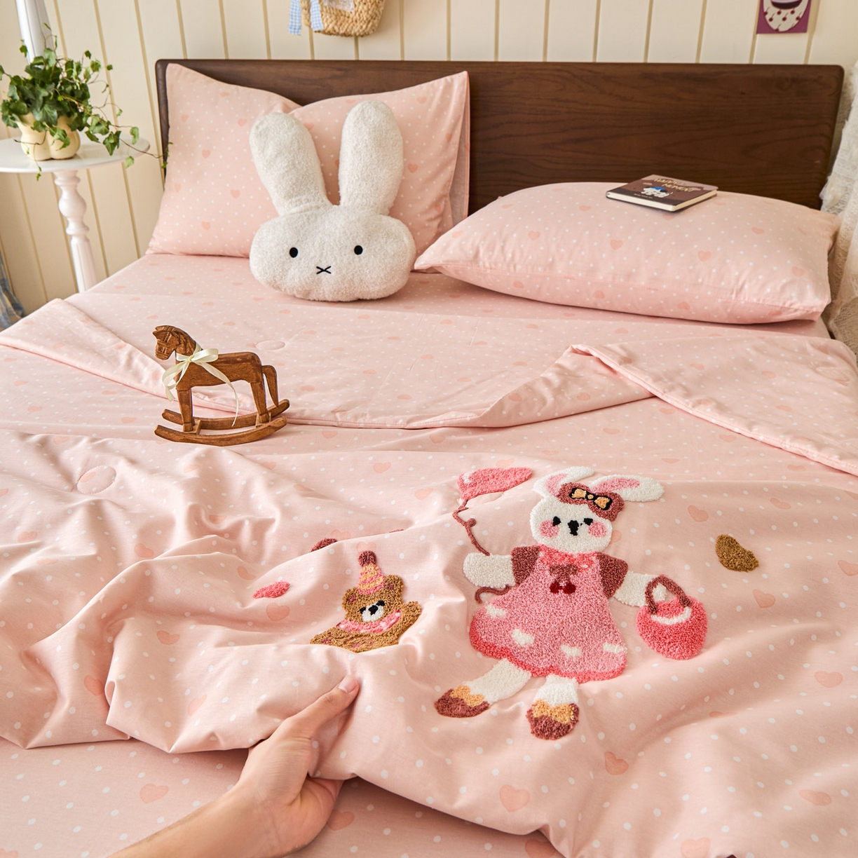 91家纺网 家纺一手货源 找家纺 倾慕家纺 2026新款全棉卡通毛巾绣系列夏被 夏被兔兔熊