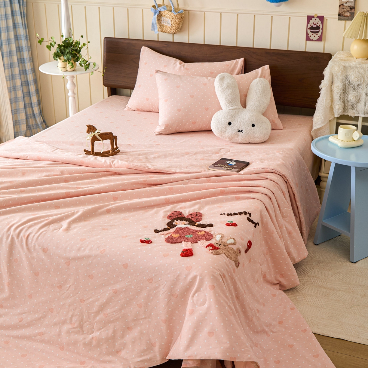 91家纺网 家纺一手货源 找家纺 倾慕家纺 2026新款全棉卡通毛巾绣系列夏被 夏被小兔女孩