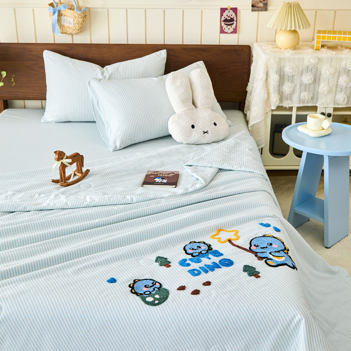 91家纺网 家纺一手货源 找家纺 倾慕家纺 2026新款全棉卡通毛巾绣系列夏被 夏被小树企鹅