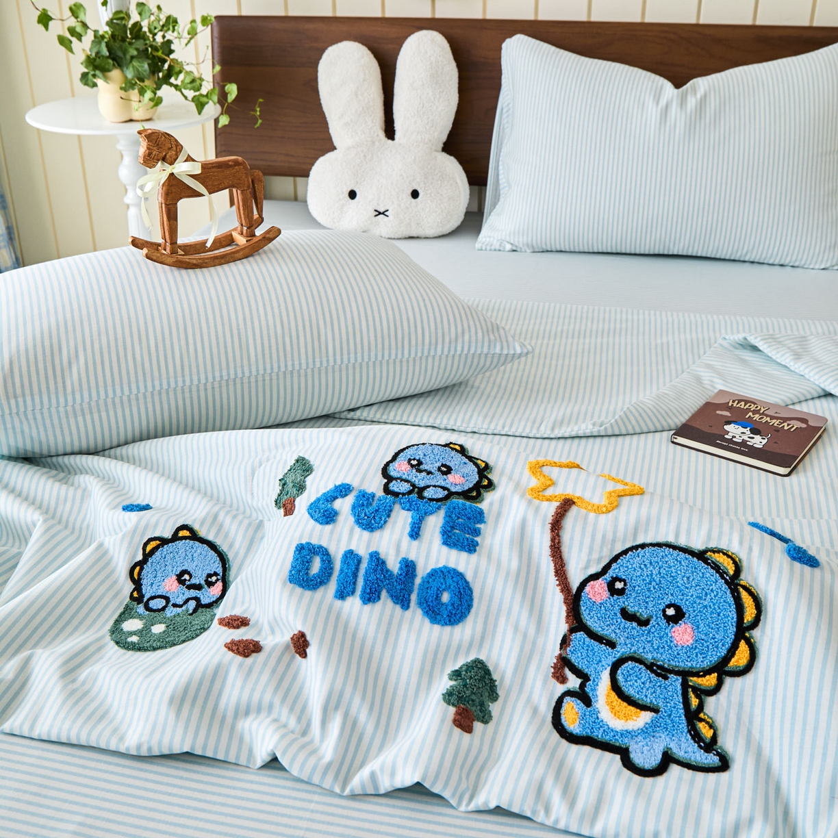 91家纺网 家纺一手货源 找家纺 倾慕家纺 2026新款全棉卡通毛巾绣系列夏被 夏被小树企鹅