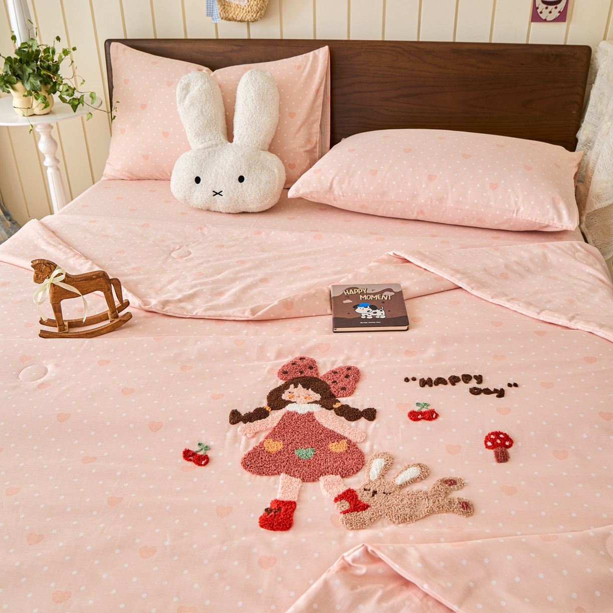 91家纺网 家纺一手货源 找家纺 倾慕家纺 2026新款全棉卡通毛巾绣系列夏被 夏被小兔女孩