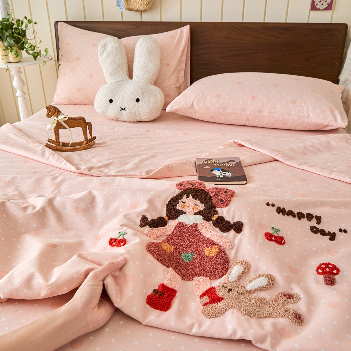 91家纺网 家纺一手货源 找家纺 倾慕家纺 2026新款全棉卡通毛巾绣系列夏被 夏被小兔女孩