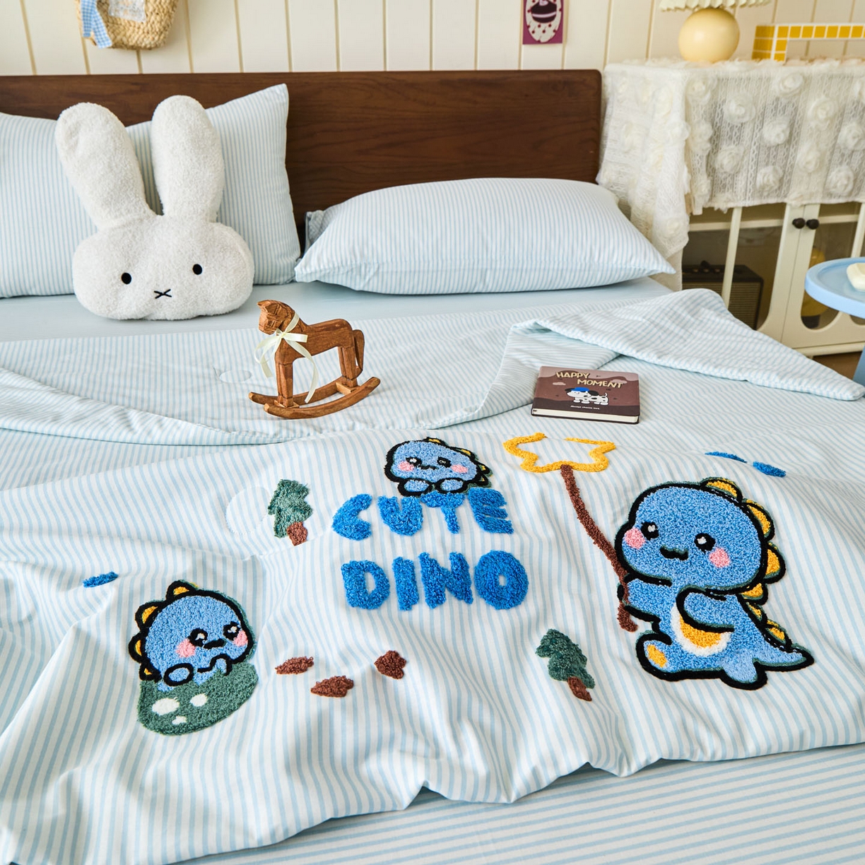 91家纺网 家纺一手货源 找家纺 倾慕家纺 2026新款全棉卡通毛巾绣系列夏被 夏被小树企鹅