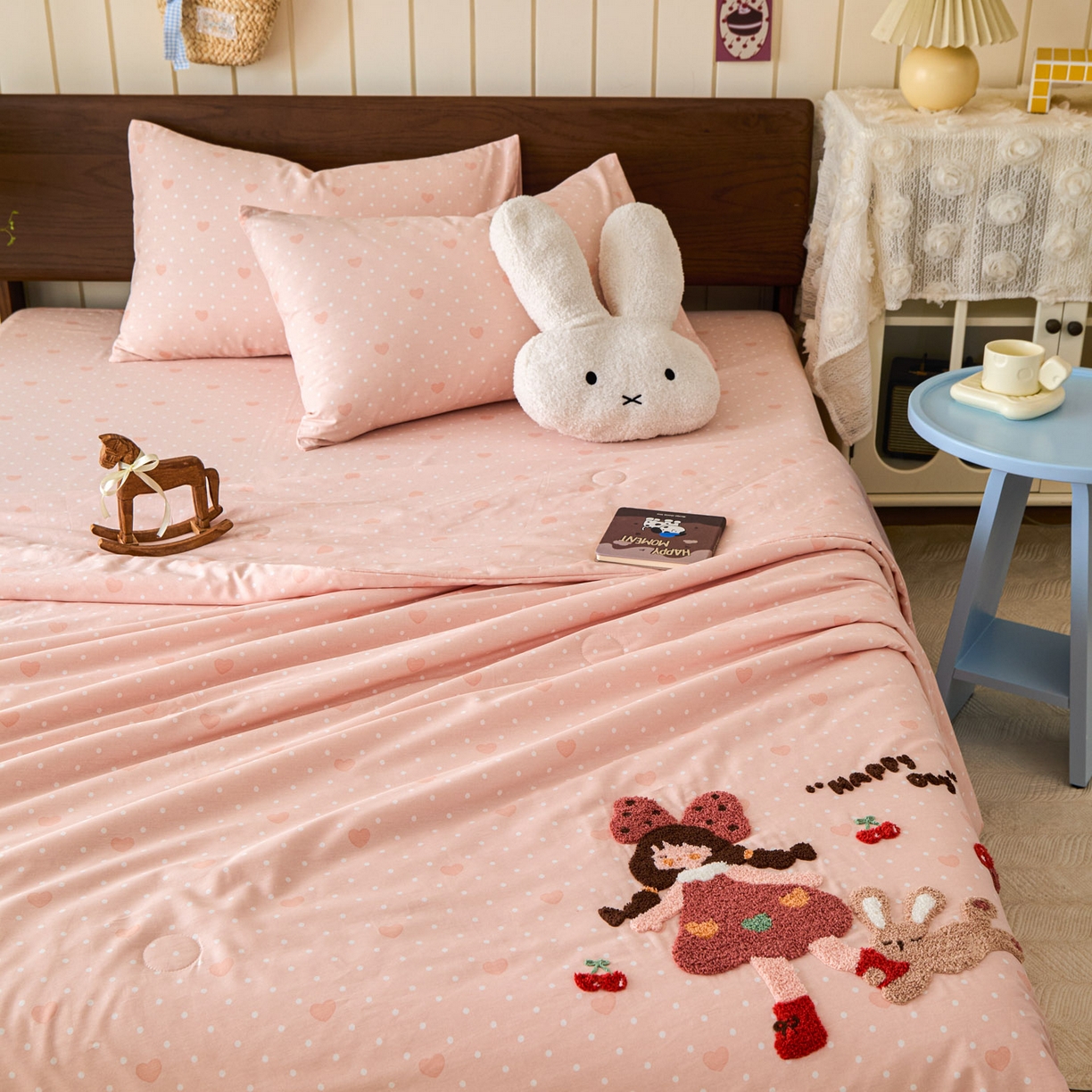 91家纺网 家纺一手货源 找家纺 倾慕家纺 2026新款全棉卡通毛巾绣系列夏被 夏被小兔女孩