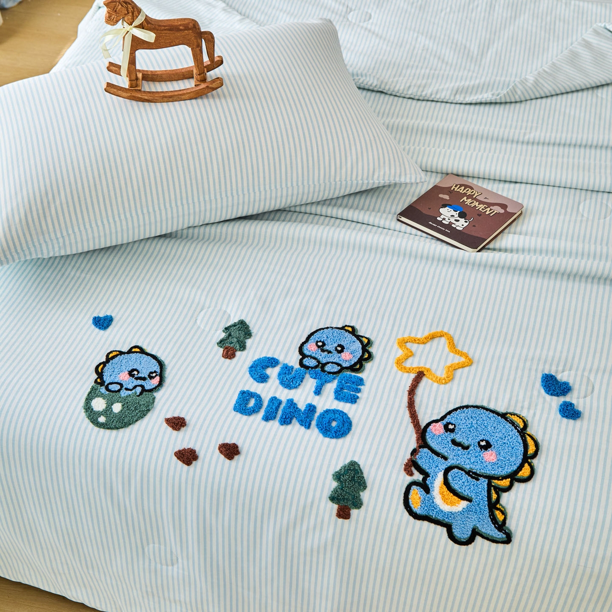 91家纺网 家纺一手货源 找家纺 倾慕家纺 2026新款全棉卡通毛巾绣系列夏被 夏被小树企鹅