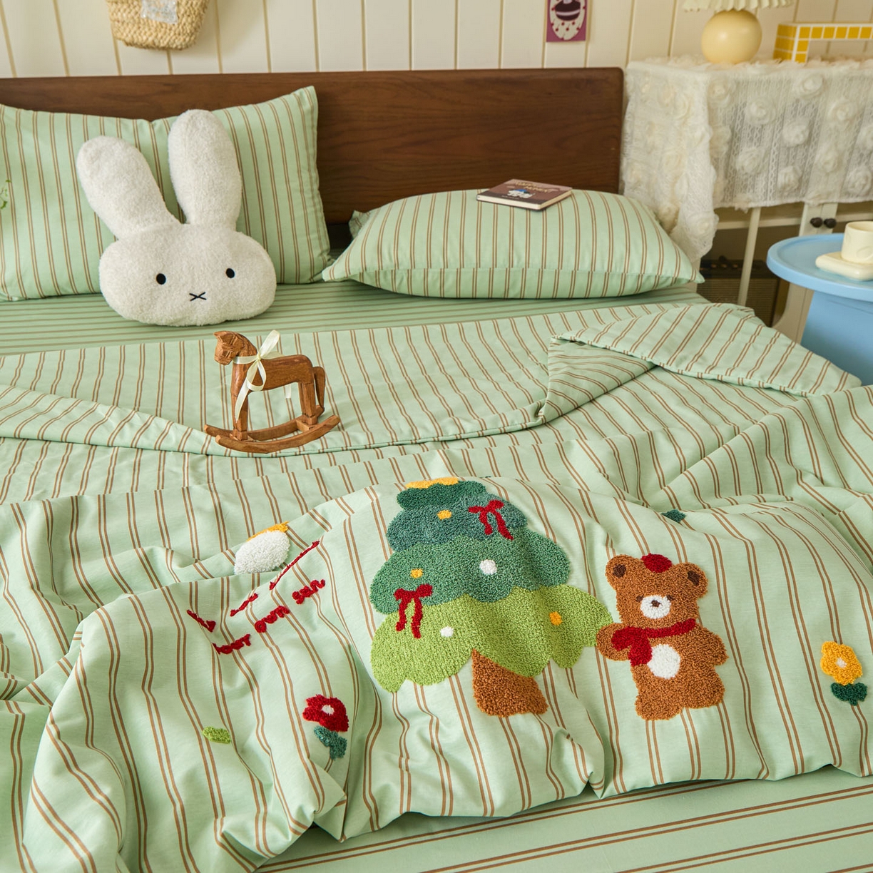 91家纺网 家纺一手货源 找家纺 倾慕家纺 2026新款全棉卡通毛巾绣系列夏被 夏被森林小熊