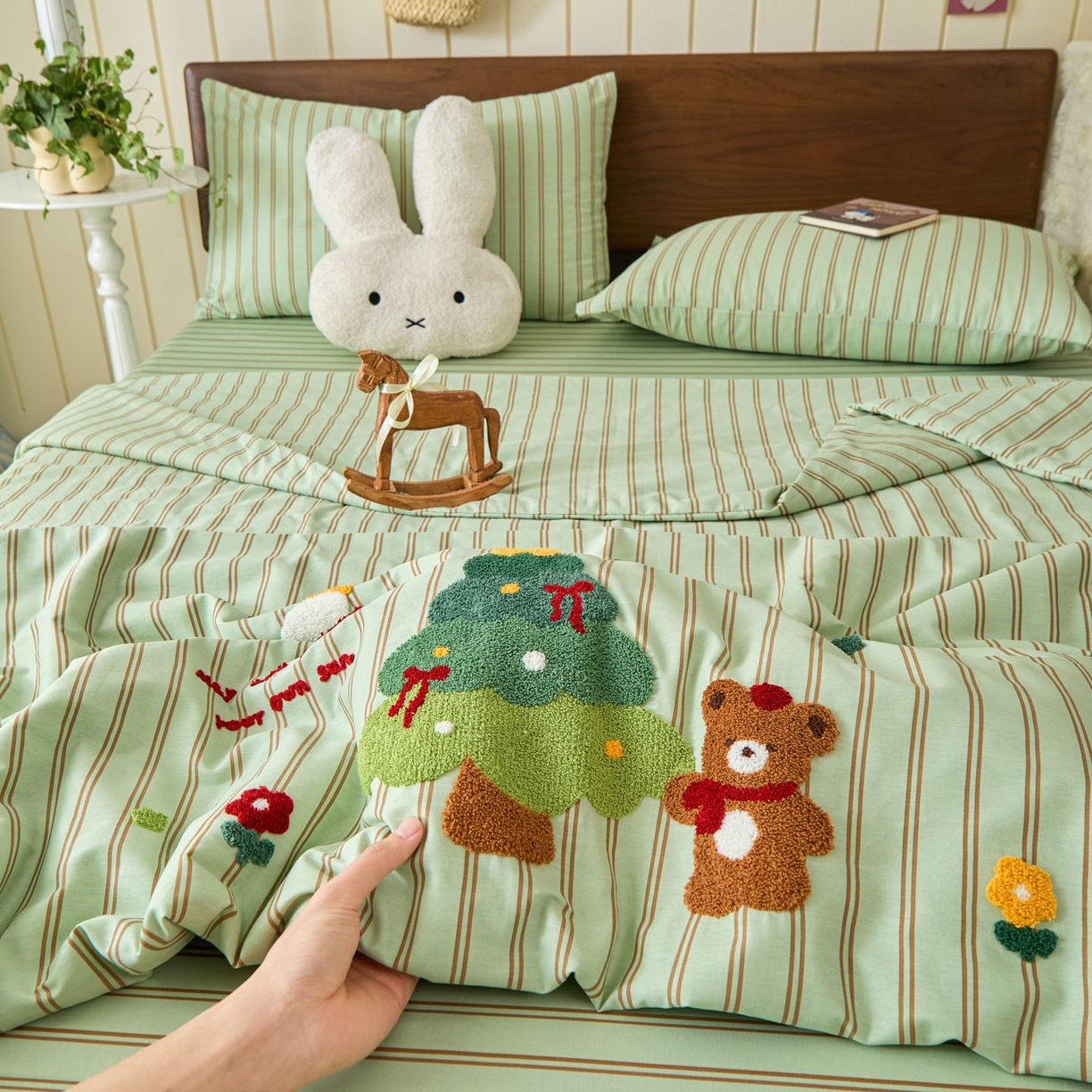 91家纺网 家纺一手货源 找家纺 倾慕家纺 2026新款全棉卡通毛巾绣系列夏被 夏被森林小熊