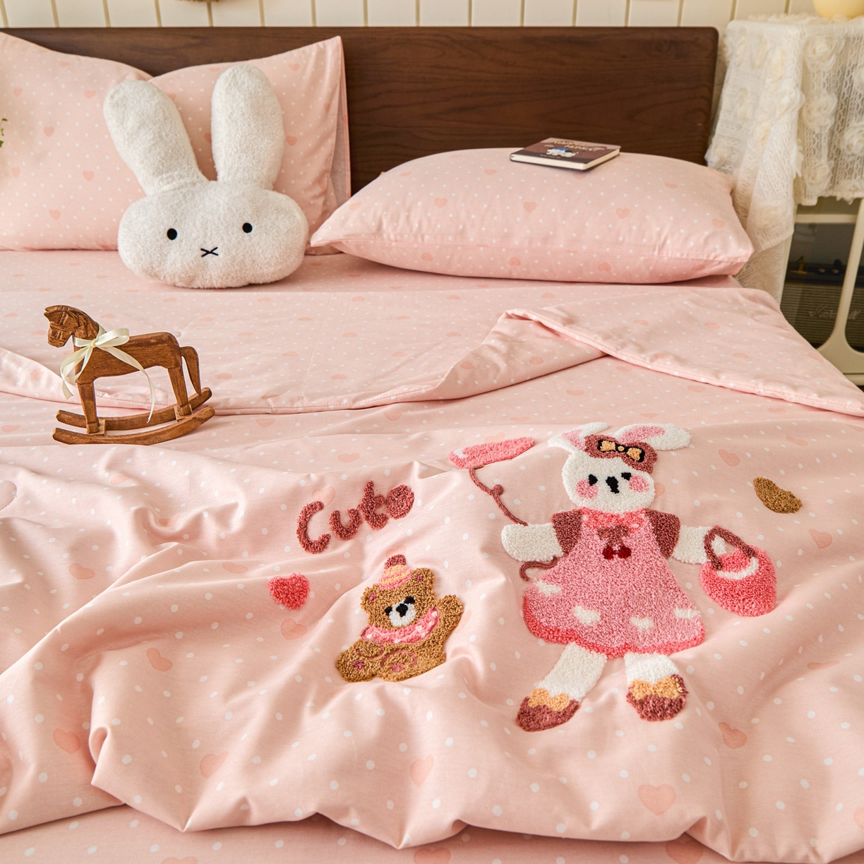 91家纺网 家纺一手货源 找家纺 倾慕家纺 2026新款全棉卡通毛巾绣系列夏被 夏被兔兔熊