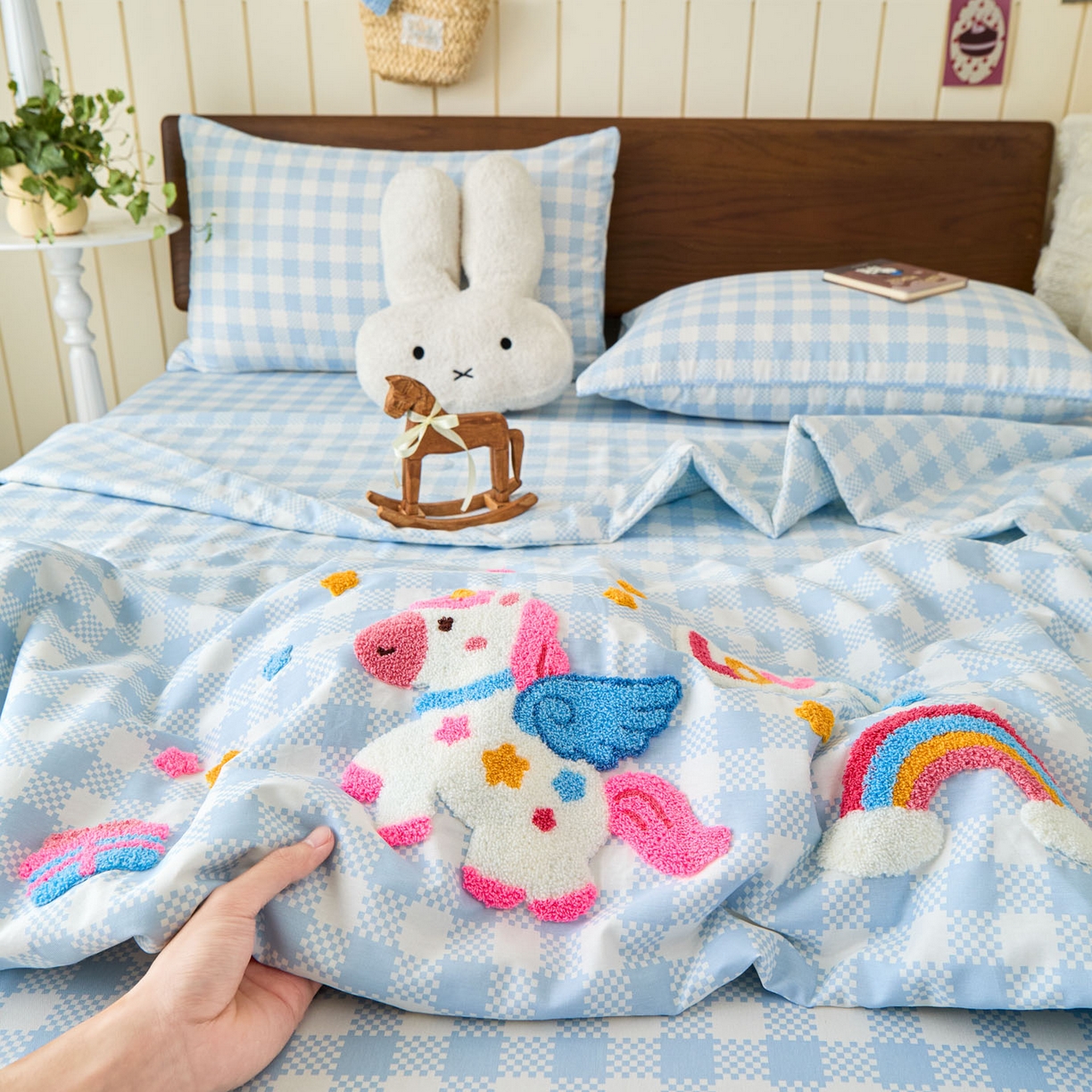 91家纺网 家纺一手货源 找家纺 倾慕家纺 2026新款全棉卡通毛巾绣系列夏被 夏被彩虹马