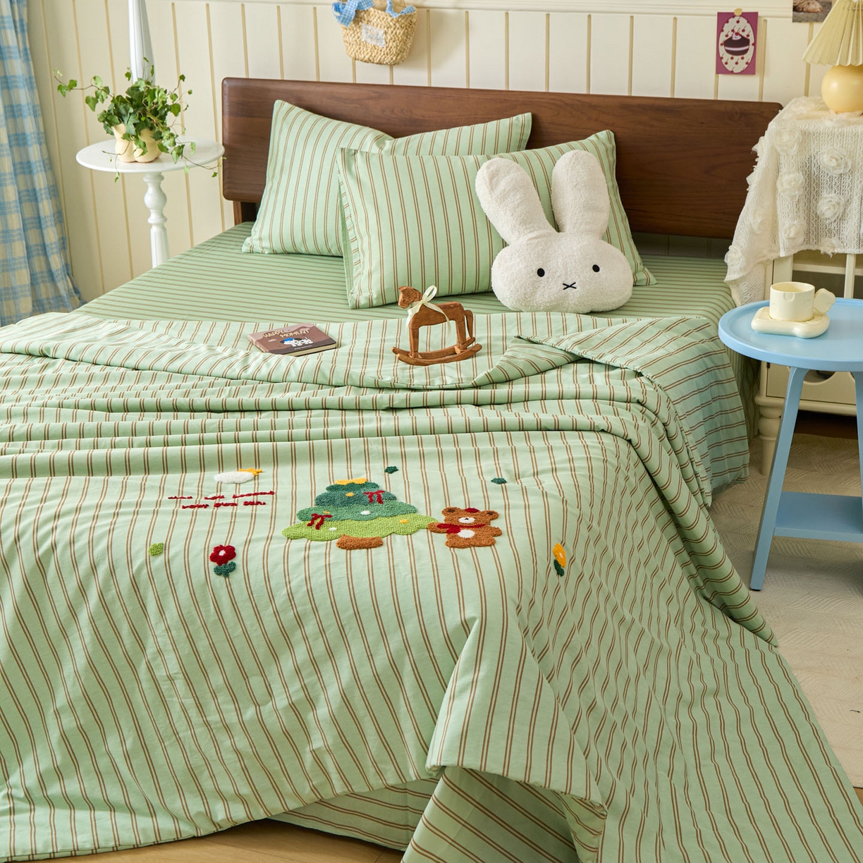 91家纺网 家纺一手货源 找家纺 倾慕家纺 2026新款全棉卡通毛巾绣系列夏被 夏被森林小熊