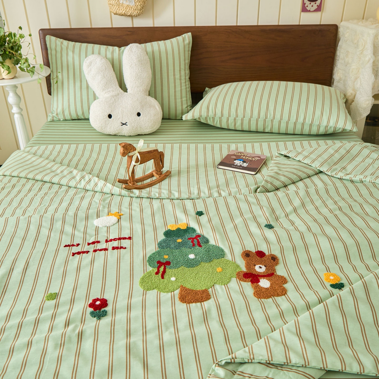 91家纺网 家纺一手货源 找家纺 倾慕家纺 2026新款全棉卡通毛巾绣系列夏被 夏被森林小熊