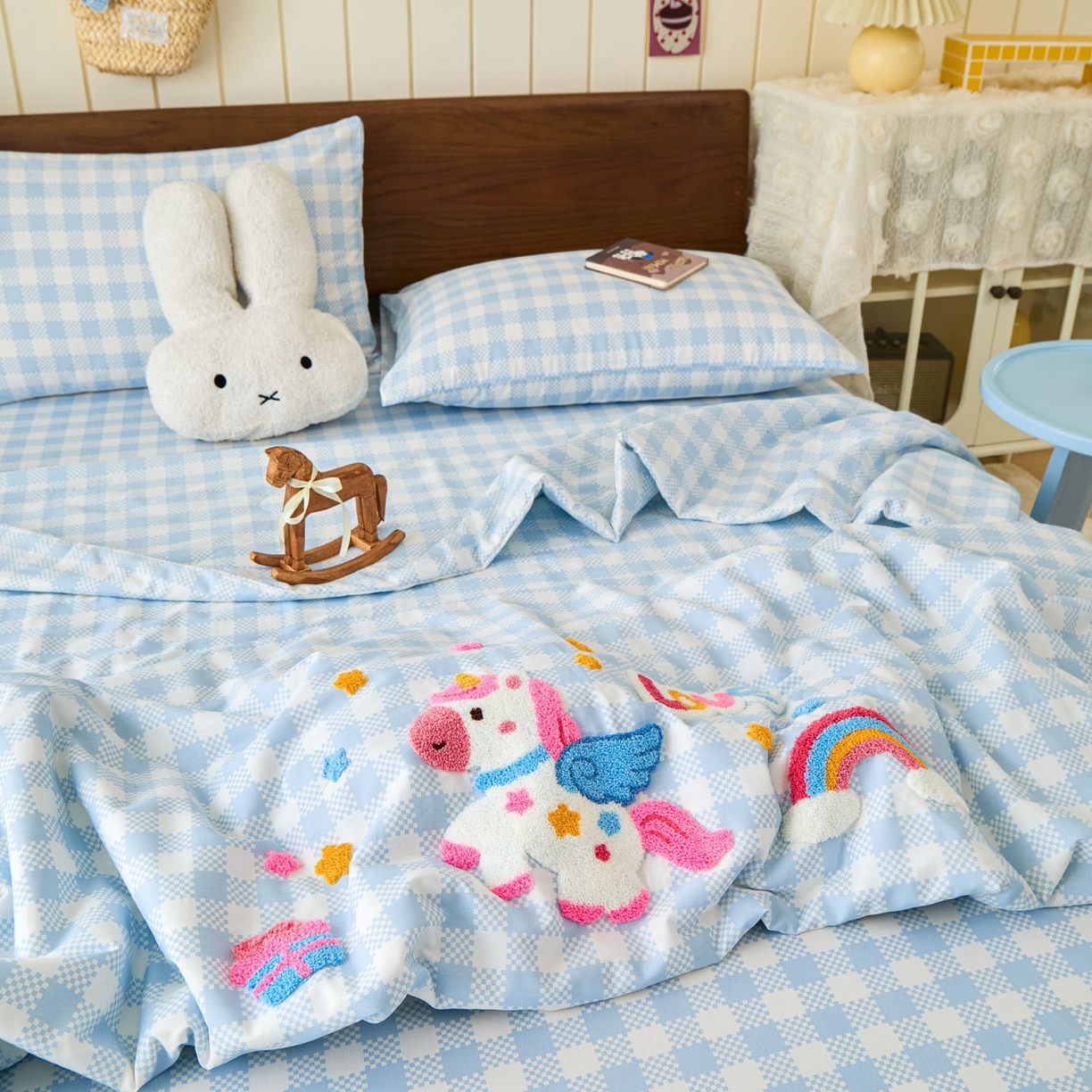 91家纺网 家纺一手货源 找家纺 倾慕家纺 2026新款全棉卡通毛巾绣系列夏被 夏被彩虹马